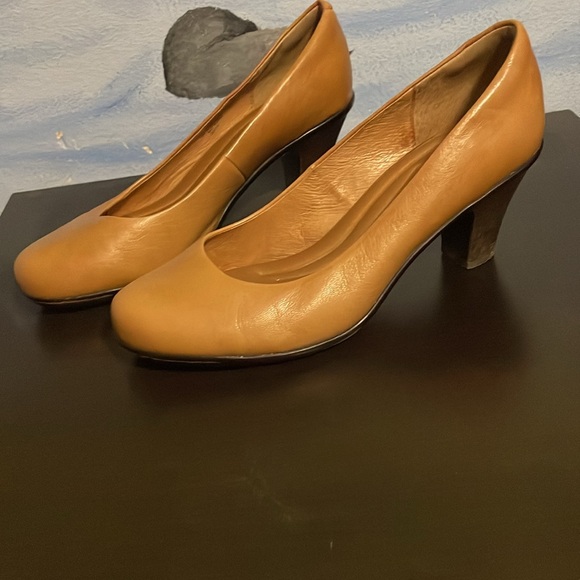 Comfortable dress shoes with 2 inch heel - Picture 2 of 5